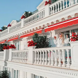 Flower & Hotel Golem (Tirana)